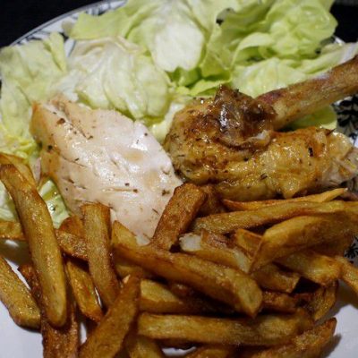 image_4601111_20240403_ob_a8caa7_assiette-de-poulet-frites-salade